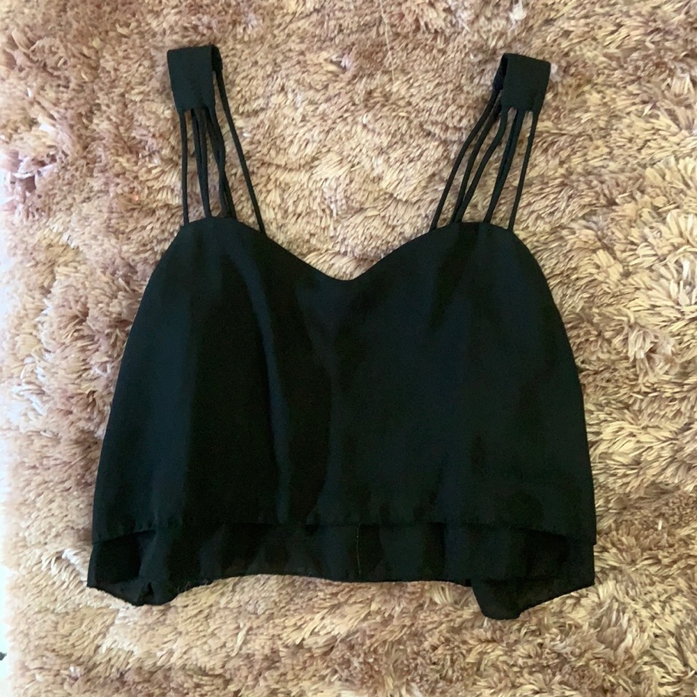 Camisa negra abierta de atrás